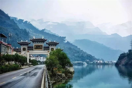 東方龍商務(wù)集團(tuán)全力助推甘肅隴南文縣委托招商招商引資，重點(diǎn)構(gòu)建特色農(nóng)業(yè)、優(yōu)勢(shì)工業(yè)、文旅康養(yǎng)三大產(chǎn)業(yè)集群